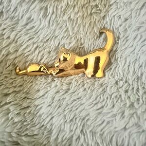 Cat/mouse Brooch